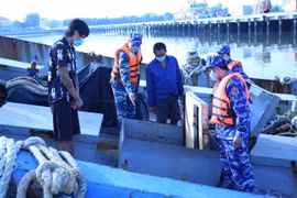 Lực lượng Cảnh sát biển kiểm tra một tàu chở dầu không rõ nguồn gốc. (Ảnh: TTXVN phát)