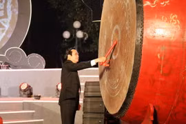 Ông Phạm Quang Ngọc, Phó Bí thư Tỉnh ủy, Chủ tịch UBND tỉnh Ninh Bình đánh trống khai hội. (Ảnh: Đức Phương/TTXVN)