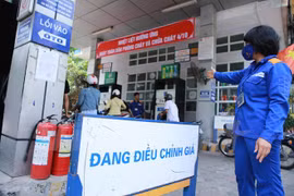 Một điểm bán xăng của Petrolimex chuẩn bị điều chỉnh giá. (Ảnh: Đức Duy/Vietnam+)