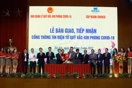 Ký kết bàn giao Cổng thông tin điện tử quỹ vaccine phòng COVID-19 giữa Tập đoàn Sovico và Ban Quản lý Quỹ vaccine phòng COVID-19. (Ảnh: Huy Hùng/TTXVN)