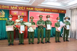 Lãnh đạo Công an tỉnh Phú Yên khen thưởng công an các đơn vị, địa phương đã có thành tích xuất sắc trong phòng chống tội phạm. (Ảnh: Phạm Cườn/TTXVN)