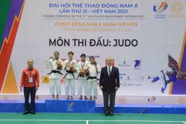 Ban tổ chức trao huy chương Vàng ở hạng cân dưới 45kg cho vận động viên Đỗ Thu Hà (Việt Nam); huy chương Bạc cho vận động viên Ngamluan imngam (Thái Lan); đồng huy chương Đồng cho vận động viên Sel Wee (Myanmar) và Lopez Ma Jeanalane (Philippines). (Ảnh: 