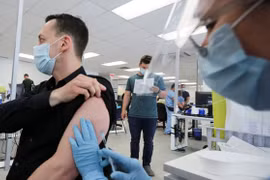 Tiêm vaccine phòng bệnh đậu mùa khỉ ở Canada. (Nguồn: Reuters)