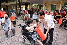 Hội Chữ thập Đỏ Việt Nam tặng quà cho người khuyết tật, người có hoàn cảnh khó khăn do dịch trên địa bàn quận Hoàn Kiếm. (Ảnh: Thanh Tùng/TTXVN)