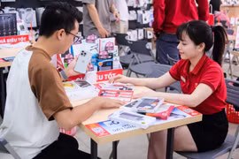 Gần Tết Nguyên đán là dịp người tiêu dùng tìm mua các sản phẩm điện thoại, đồ công nghệ. (Ảnh minh hoạ: PV/Vietnam+)