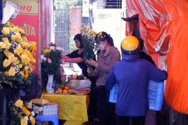 Tình người sẻ chia trong vụ cháy nhà trọ làm 14 người chết ở Trung Kính