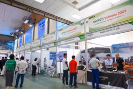 Các gian hàng của doanh nghiệp Hàn Quốc thu hút khách tham quan tại ENTECH HANOI 2023. (Ảnh: Minh Hiếu/Vietnam+)