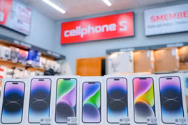 iPhone 14 đang 'sập giá' tại các đại lý kinh doanh. (Ảnh: PV/Vietnam+)