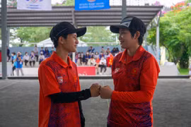 Cặp đôi tuyển nữ Việt Nam bắt tay ăn mừng với chiến thắng 13-6 trước người Thái. (Ảnh: Minh Hiếu/Vietnam+)