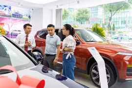 Nhiều người tranh thủ tận dụng thời điểm cuối năm để mua xe trước khi các khuyến mãi kết thúc. (Ảnh: PV/Vietnam+)