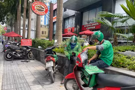 Xăng tăng giá mạnh nhiều tài xế lao đao vì thu nhập giảm nghiêm trọng. (Ảnh: PV/Vietnam+)