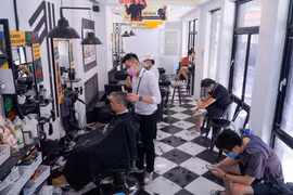 Hà Nội: Tiệm cắt tóc ‘hốt bạc’ ngày đầu nới lỏng giãn cách xã hội