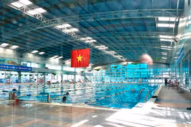 Nhân dịp Hè, hàng loạt bể bơi trên địa bàn Hà Nội mở cửa đón khách trở lại. (Ảnh: Minh Hiếu/Vietnam+)
