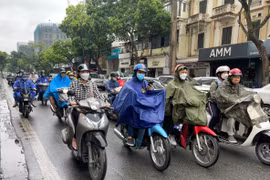 Người dân Thủ đô xuống phố trong ngày thời tiết chuyển lạnh