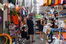 Các cửa hàng bán quần áo bóng đá, đồ thể thao, kinh doanh dịch vụ ăn uống tranh thủ hoạt động hết công suất phục vụ khách mùa bóng đá EURO 2024. (Ảnh: Minh Hiếu/Vietnam+)