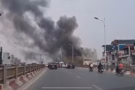 Đám cháy tại căn nhà thuộc phố Dương Văn Bé tạo cột khói lớn. (Ảnh: PV/Vietnam+)