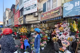 Giá hoa tươi tăng theo ngày cận kề dịp lễ 20/10. (Ảnh: PV/Vietnam+)