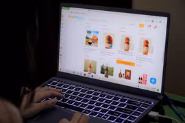 Người dân thay đổi thói quen đi chợ trong những ngày giãn cách xã hội. (Ảnh minh họa: Minh Hiếu/Vietnam+)