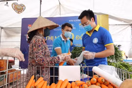 “Siêu thị mini 0 đồng - Hà Nội trái tim hồng” tại Thủ đô bắt đầu mở cửa để tiếp sức cho những người lao động và sinh viên đang gặp khó khăn do dịch bệnh. (Ảnh: PV/Vietnam+)