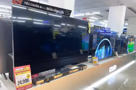 Một số mẫu tivi cỡ lớn đang được giảm lên tới 50% đón "sóng" SEA Games. (Ảnh: Minh Hiếu/Vietnam+)