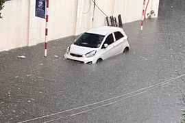 [Photo] Hà Nội: Mưa lớn khiến nhiều tuyến phố ngập thành sông 