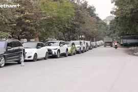 Người dân Thủ đô xếp hàng dài ôtô chờ đăng kiểm dịp cận Tết Nguyên đán
