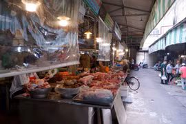 Giá thịt, rau củ quay đầu giảm sau những ngày giãn cách xã hội theo Chỉ thị 16. (Ảnh: Minh Hiếu/Vietnam+)