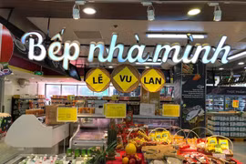 Các siêu thị bày bán các mặt hàng thực phẩm chay cho dịp lễ Vu Lan. (Ảnh: Minh Hiếu/Vietnam+)