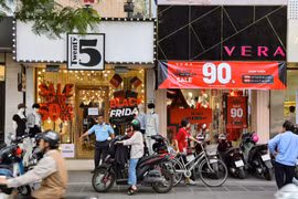 Các tuyến phố Thủ đô đỏ rực biển hiệu giảm giá tới 90% dịp Black Friday