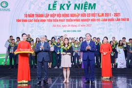 Tập đoàn TH nhận 3 Cúp vàng 'Sản phẩm hữu cơ vì sức khỏe cộng đồng'