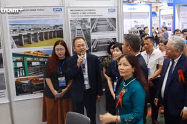 Các doanh nghiệp môi trường đến từ Busan đã giới thiệu tới đại biểu, khách tham quan triển lãm những sản phẩm hiện đại, tiên tiến của mình. (Ảnh: Minh Hiếu/Vietnam+)