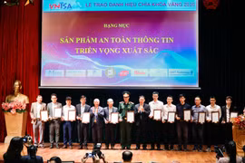 Trao giải hạng mục "Sản phẩm an toàn thông tin triển vọng xuất sắc" tại Lễ trao giải Chìa khoá vàng 2020. (Ảnh: Minh Hiếu/Vietnam+)