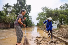 Một số khu vực ở Thanh Trì vẫn chưa rút nước, người dân sinh hoạt khó khăn