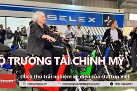 Bộ trưởng Tài chính Mỹ thích thú trải nghiệm xe điện của startup Việt