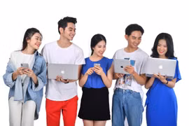 Người trẻ Việt dùng mạng xã hội hàng ngày, hàng giờ, gần như mọi hoạt động, hành vi ứng xử hay thông tin đều được người dùng đăng tải lên đó. (Ảnh: PV/Vietnam+)