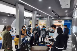 Nhiều người dân đang tìm đến phương tiện xe máy điện thay thế cho xe máy xăng truyền thống trong bối cảnh xăng đang tăng giá. (Ảnh: PV/Vietnam+)