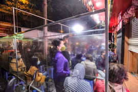 Tấm che giọt bắn tại cửa hàng vàng Bảo tín Minh Châu. (Ảnh: Minh Sơn/Vietnam+)