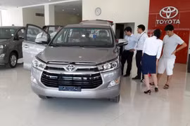 Các hãng xe tích cực giảm giá, kích cầu để đẩy doanh số. (Ảnh: PV/Vietnam+)