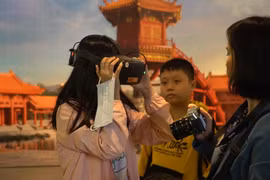 Trải nghiệm thực tế ảo 3D chùa Một Cột thu hút khách dịp cuối tuần
