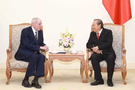 Phó Thủ tướng Trương Hòa Bình tiếp Phó Tổng thư ký OECD Jeffrey Schlagenhauf. (Ảnh: Doãn Tấn/TTXVN)
