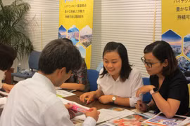 Các doanh nghiệp Việt Nam và Nhật Bản giao thương bên lề hội thảo. (Ảnh: Đào Tùng/TTXVN) 