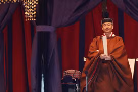 Nhật hoàng Naruhito trong nghi lễ đăng quang tại Hoàng cung ở Tokyo. (Ảnh: AFP/TTXVN)