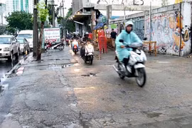 Người dân Thái Lan đi xe máy trên vỉa hè. (Ảnh: Thaiger) 