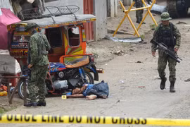 Lực lượng quân đội điều tra tại hiện trường vụ việc. (Ảnh: AFP/TTXVN)