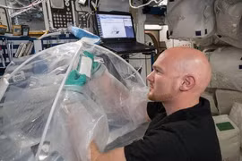 Phi hành gia Alexander Gerst thử nghiệm chế tạo xi măng trên vũ trụ. (Ảnh: NASA)