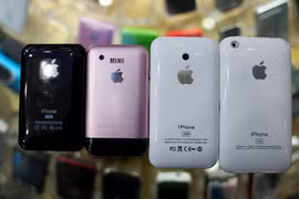 Điện thoại iPhone giả bày bán tại Trung Quốc. (Ảnh: Getty)