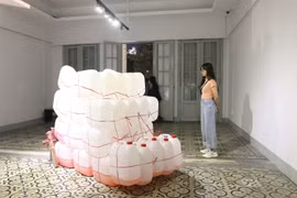 Khách tham quan triển lãm đa phương tiện “Cú nhảy bất ngờ” tại Bảo tàng Mỹ thuật Thành phố. (Ảnh: Thanh Vũ/TTXVN) 