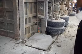 Xe tải bị lật nghiêng.