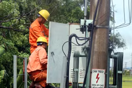 Công nhân Công ty Điện lực Hà Tĩnh khắc phục sự cố lưới điện sau bão số 4. (Ảnh: Công Tường/TTXVN)