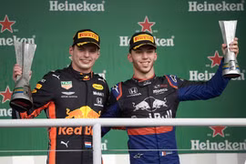 Max Verstappen và Pierre Gasly trên bục vinh quang. (Ảnh: Motorsport)